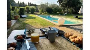 - une table de pique-nique avec de la nourriture et un verre de jus d'orange dans l'établissement Les cabanons de l'Oliveraie, à Pernes-les-Fontaines