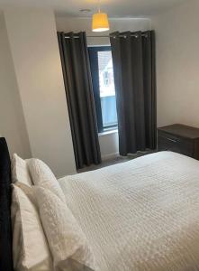 Katil atau katil-katil dalam bilik di Morden One Bedroom Flat in Wembley Stadium Central London 12 mins
