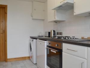 A kitchen or kitchenette at Miners Cottage