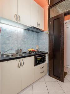 Kuchyňa alebo kuchynka v ubytovaní Apartman KARESA -Rijeka