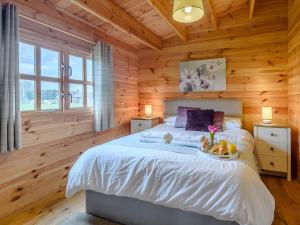 a bedroom with a bed in a wooden cabin at Halfmoon Wood - Ukc2194 in Caunton