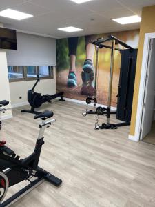The fitness centre and/or fitness facilities at Hotel Escuela Madrid