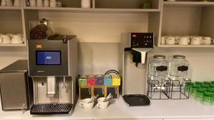 een keuken met een koffiezetapparaat op een aanrecht bij SLEEEP HOTEL Ansfelden in Linz