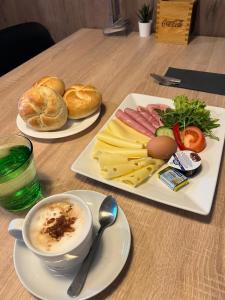 Jídlo v hotelu nebo okolí + 37 fotografií