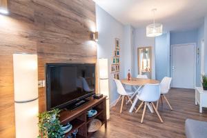 Televízia a/alebo spoločenská miestnosť v ubytovaní Blue Sunset