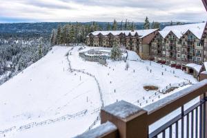 Suncadia Penthouse with Mountain and River Views! durante l'inverno