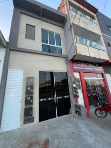 ein Gebäude mit einer Garage, vor der ein Motorrad geparkt ist in der Unterkunft - Apartamento cânion - Pousada cânion in Canindé de São Francisco