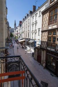 Elle offre une vue sur une rue avec des bâtiments et dispose d'un balcon. dans l'établissement Angers Hyper Centre - Rue St Laud, 2min Ralliement, à Angers