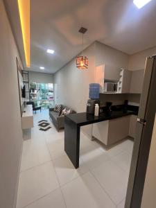 eine Küche und ein Wohnzimmer mit einer schwarzen Arbeitsplatte in der Unterkunft - Apartamento cânion - Pousada cânion in Canindé de São Francisco