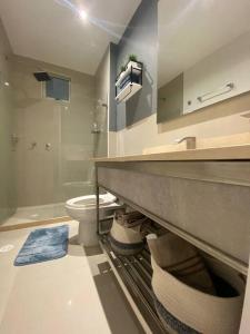 y baño con lavabo y aseo. en Apartamento en Condominio con Salida al Mar MORROS EPIC, en Cartagena de Indias