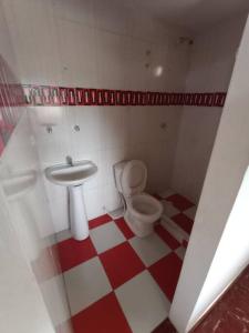 A bathroom at hospedaje Puerta Grande, tu casa en una habitación