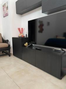 Televízia a/alebo spoločenská miestnosť v ubytovaní La Maison di Angela