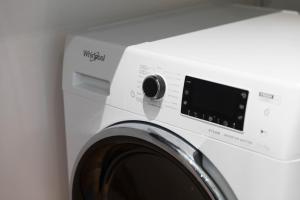 uma máquina de lavar e secar roupa branca num quarto em Angers Hyper Centre - Rue St Laud, 2min Ralliement em Angers