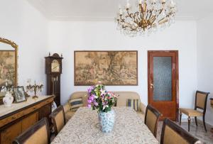 Ресторан / где поесть в Top floor apartment near historic Fortino