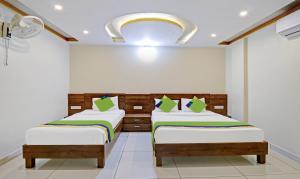 Treebo Skanda Suites客房内的一张或多张床位