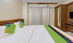 Treebo Skanda Suites客房内的一张或多张床位