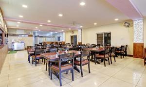 Treebo Skanda Suites餐厅或其他用餐的地方