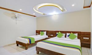 Treebo Skanda Suites客房内的一张或多张床位