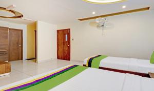 Treebo Skanda Suites客房内的一张或多张床位