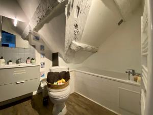 een badkamer met een toilet, een wastafel en een bad bij Mon Saint-Martin - APPART’HOTEL - Cœur de Bayeux in Bayeux