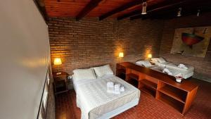 sala de estar con cama y sofá en San Bernardo Housing en Salta