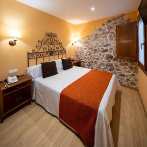 A bed or beds in a room at Hotel Ripoll