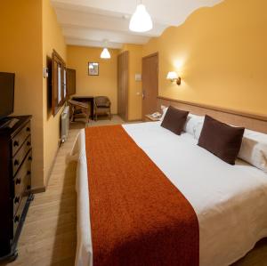 A bed or beds in a room at Hotel Ripoll