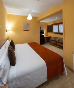 A bed or beds in a room at Hotel Ripoll