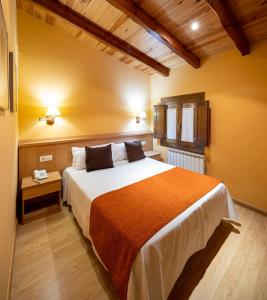 A bed or beds in a room at Hotel Ripoll