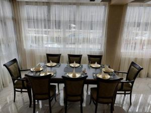 JOKSIM Rooms&Restaurant في Kuršumlija: غرفة طعام مع طاولة وكراسي