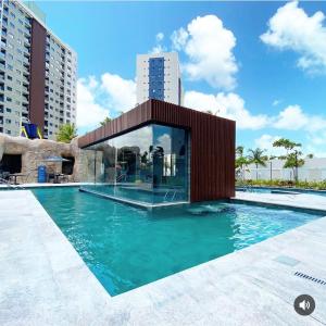 una piscina con un edificio en el centro en Salinas Premium Resort 1423 Smart en Salinópolis