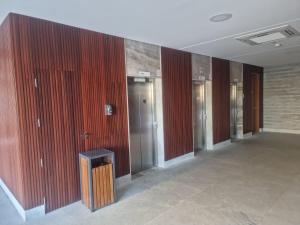 um corredor com paredes com painéis de madeira num edifício em Salinas Premium Resort 1423 Smart em Salinópolis