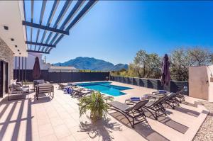 בריכת השחייה שנמצאת ב-"Casa Mia" Luxury villa with heated swimming pool with jacuzzi או באזור