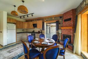 cocina y comedor con mesa y sillas en Villa Diamond fethiye, en Fethiye