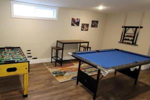 Habitación con mesa de ping pong y mesa en The Brickhouse, en Pocatello