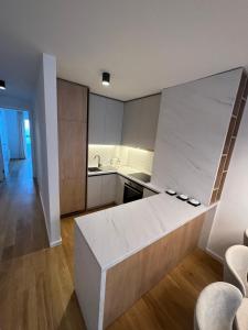 A cozinha ou cozinha compacta de apartman Lara