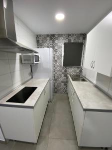 Kuchyň nebo kuchyňský kout v ubytování APARTAMENTOS PASCUAL