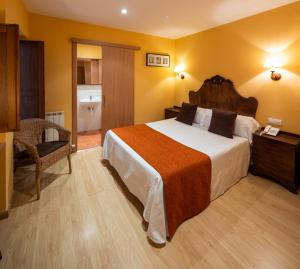 A bed or beds in a room at Hotel Ripoll