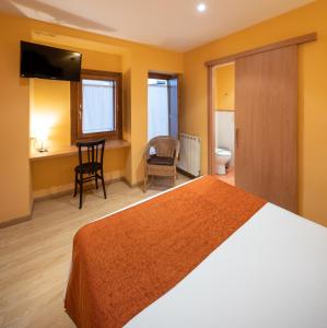 A bed or beds in a room at Hotel Ripoll