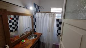 y baño con lavabo, espejo y ducha. en Casa María Elena en San Rafael