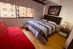 1 dormitorio con cama y ventana grande en (27) Acogedor Dpto en Miraflores, en Lima