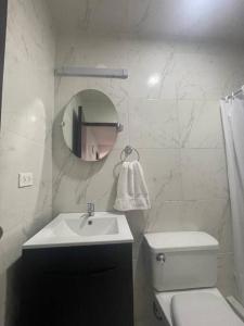 y baño con lavabo, aseo y espejo. en (27) Acogedor Dpto en Miraflores, en Lima