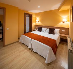 A bed or beds in a room at Hotel Ripoll