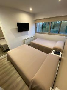 A television and/or entertainment centre at Hotel Escuela Madrid