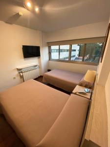 A television and/or entertainment centre at Hotel Escuela Madrid