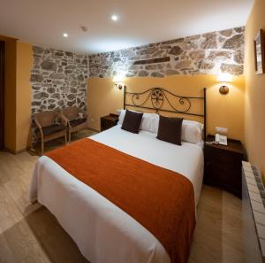 A bed or beds in a room at Hotel Ripoll