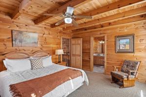 Schlafzimmer mit einem Bett und einem Deckenventilator in der Unterkunft SunnySierra Cabin in Sevierville