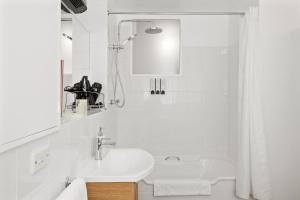 Gallery image of King Bed, Water Views, Private Parking, Courtyard Living in the Heart of Sandy Bay in Sandy Bay