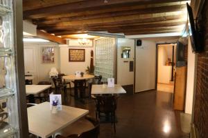 サンティラリ・サカルムにあるHotel Ripollのテーブルと椅子が備わるレストラン