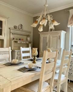 uma sala de jantar com uma mesa de madeira e cadeiras em Ach to tu em Malbork